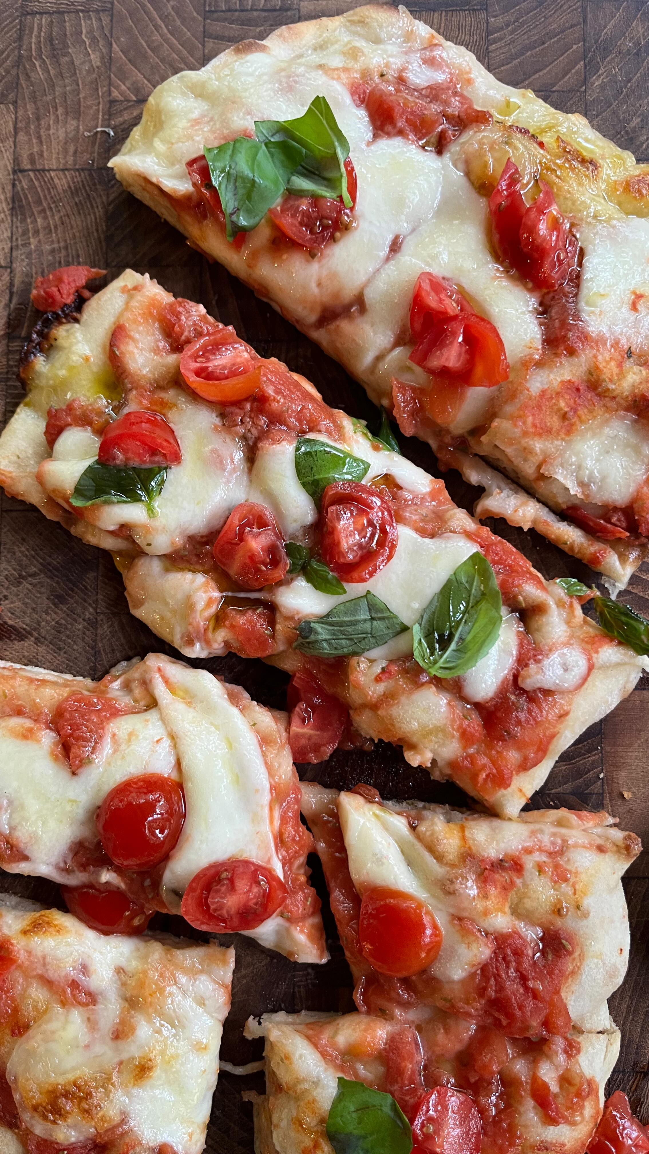 ๐ฎ๐น Craving pizza in 15 minutes? Try Pinsa! I used store-bought dough (you can find it in cheese or specialty food shops in Tel Aviv โ @havatneomi in Givatayim used to have it, not sure if they still do).
๐
The number one question I get is about the tomato sauce: Italians keep it simple โ just good-quality datterini tomatoes, a bit of salt, some oregano if you like, and extra virgin olive oil. Thatโs it. The result? A crunchy, light pizza with zero effort.
Will you try it? ๐ซถ๐ป
#ricettefacili #ricettesemplici #pastasfoglia #ricettadelgiorno #passionecucina #italianfoodblogger #italiancooking #italyeats #italianrecipes #kidsrecipes #vegeterianfood #leftovers #italiansdoeatbetter #tasteofhome #toogoodtogo #alritmodellestagioni #buzzfeedtasty #makeitdelicious #cucina_italiana #cucinanaturale
#calmfluencer#meatlesseveryday
#cucina_italiana #cucinanaturale
โ #ืืชืืื
โ #ืืืื